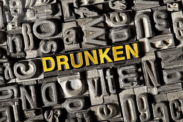 'Alte Bleilettern bilden das englische Wort ''DRUNKEN'''