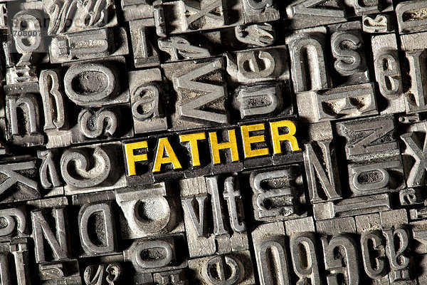 'Alte Bleilettern bilden das englische Wort ''FATHER'''