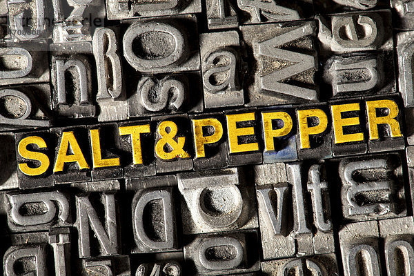 'Alte Bleilettern bilden den englischen Begriff ''SALT&PEPPER'''