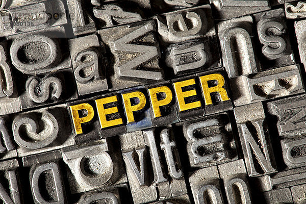 'Alte Bleilettern bilden das englische Wort ''PEPPER'''