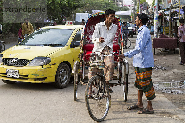 Rikscha-Fahrer  Kunde  Preisverhandlung  Dhaka  Bangladesch  S¸dasien
