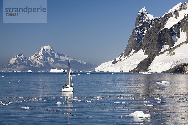 Segelboot vor der Antarktischen Halbinsel  Grahamland  Antarktis
