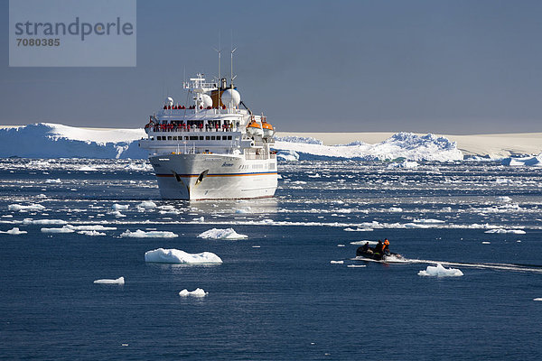 Kreuzfahrtschiff MS Bremen und Zodiak  Prospect Point  Antarktische Halbinsel  Antarktis