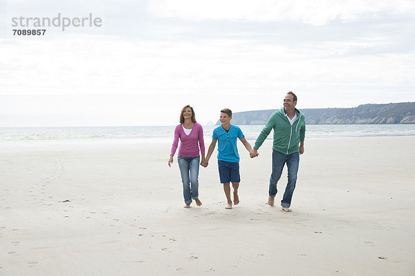 Famile am Strand  Bretagne  Frankreich  Europa