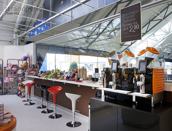 Tallinn  Hauptstadt  lang  langes  langer  lange  Flughafen  Laden  Kaffee  Tresen