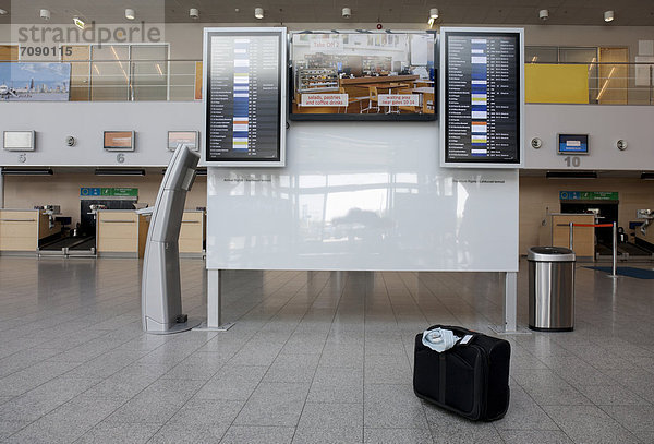 einsteigen  zeigen  Gebäude  Koffer  schwarz  frontal  Flughafen  Passagier  Information