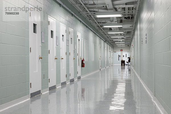Korridor  Korridore  Flur  Flure  Schreibtisch  aufspüren  Tür  vorwärts  Personal  Tisch  Ende  Gefängnis