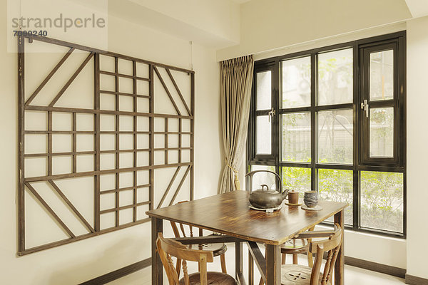 Holztisch Teekanne Lifestyle Tasse Fenster Wand Stuhl chinesisch Dekoration Tonstein