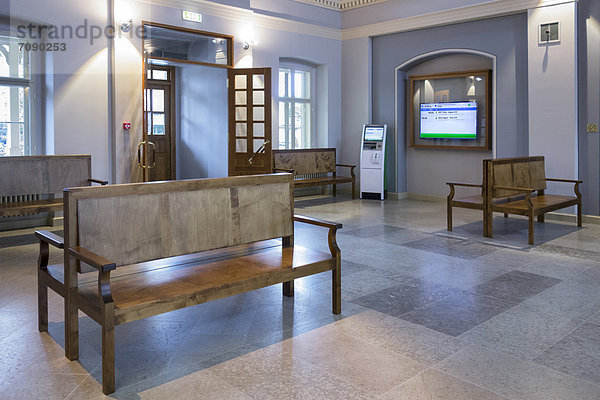 leer  Zimmer  warten  Sitzbank  Bank  Zug  Estland  Haltestelle  Haltepunkt  Station