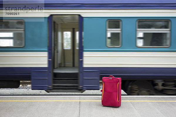 leer  nebeneinander  neben  Seite an Seite  offen  Plattform  Tür  Koffer  Zug  rot  1  Transport  Estland  Haltestelle  Haltepunkt  Station