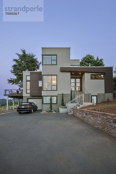 Fenster Wohnhaus Auto Beleuchtung Licht Fahrweg Abenddämmerung modern Oregon