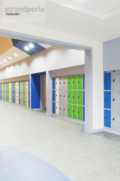Korridor  Korridore  Flur  Flure  grün  weiß  blau  Schule  Kabine  Reihe  modern