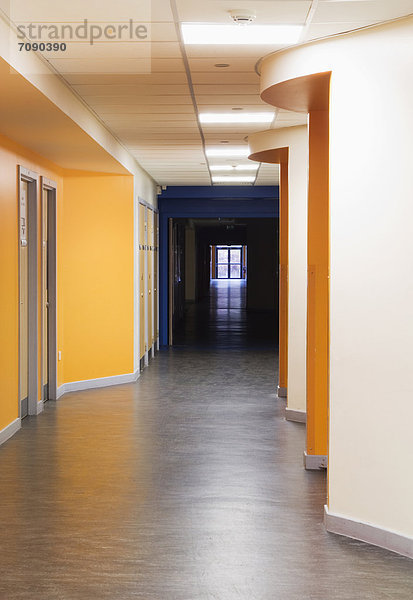 Korridor  Korridore  Flur  Flure  Wand  streichen  streicht  streichend  anstreichen  anstreichend  Schule  Ansicht  vorwärts  modern