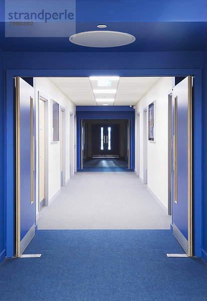 Korridor  Korridore  Flur  Flure  Fenster  Wand  Tür  weiß  blau  Ansicht  vorwärts