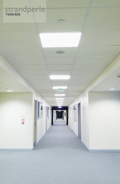 Korridor  Korridore  Flur  Flure  Helligkeit  Schule  Ansicht  vorwärts  modern