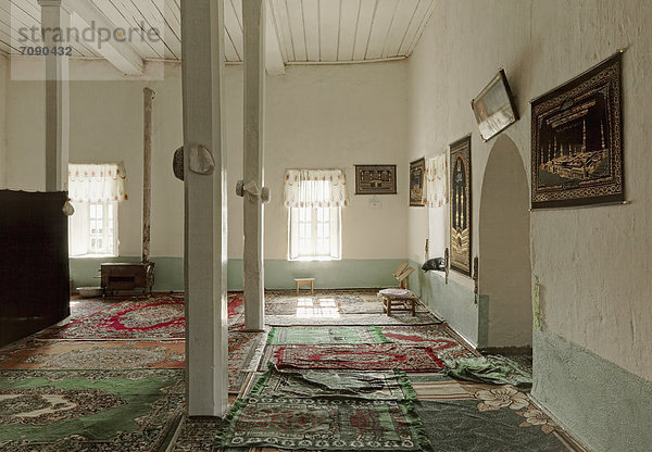 Boden  Fußboden  Fußböden  liegend  liegen  liegt  liegendes  liegender  liegende  daliegen  Wand  Zeichen  Säule  Teppichboden  Teppich  Teppiche  Gemälde  Bild  Moschee