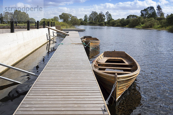See Boot vertäut Fluss Holz Kai Steg Estland