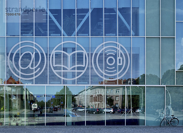 Außenaufnahme  Glas  Symbol  Gebäude  Stadt  Spiegelung  Geschichte  Bibliotheksgebäude  eingravieren  modern