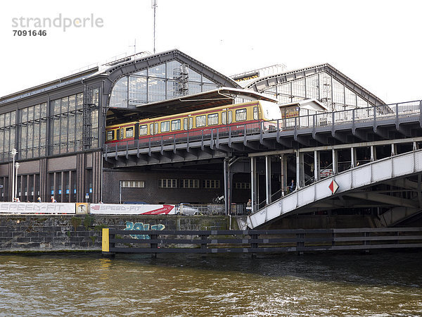 Deutschland  Berlin  U-Bahnhof mit Zug an der Spree