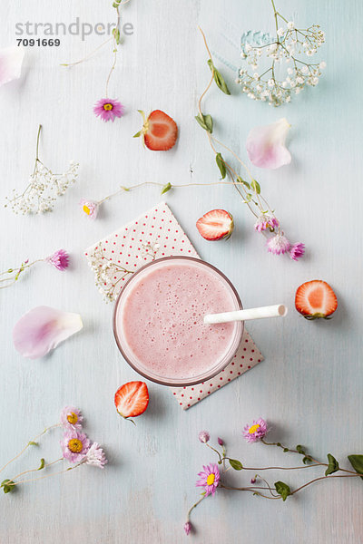 Glas Erdbeer-Smoothie mit Kornblumenblüte