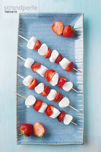 Marshmallow- und Erdbeerspieße auf Tray