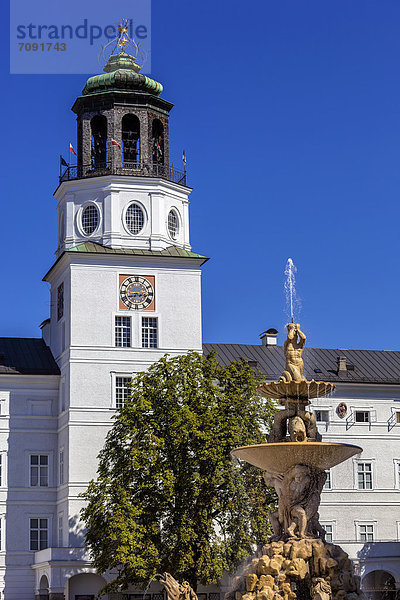 Österreich  Salzburg  Blick auf den Residenzbrunnen