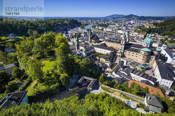 Österreich  Salzburg  Blick von der Festung auf die Stadt Hohensalzburg und den Salzburger Dom
