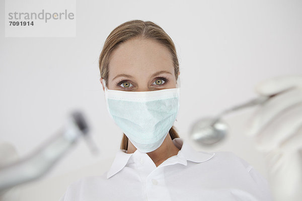 Deutschland  Nahaufnahme eines Zahnarztes mit chirurgischer Maske