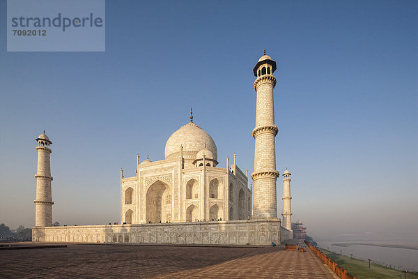 Indien  Uttar Pradesh  Agra  Blick auf Taj Mahal am Fluss Yamuna