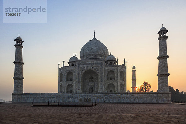 India  Uttar Pradesh  Agra  View of Taj Mahal at sunrise