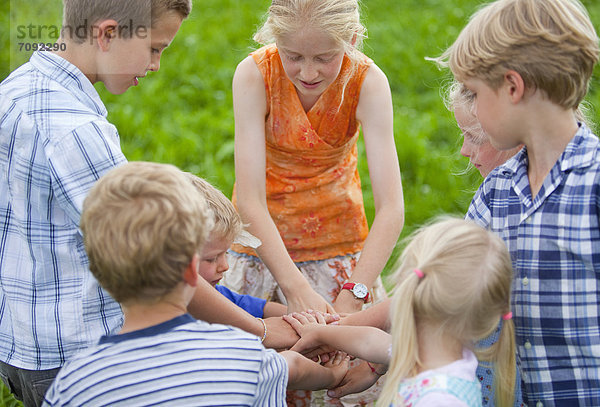 Deutschland  Bayern  Kindergruppe beim Händchenhalten