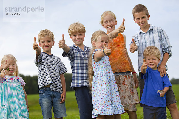 Deutschland  Bayern  Kindergruppe mit Daumen nach oben