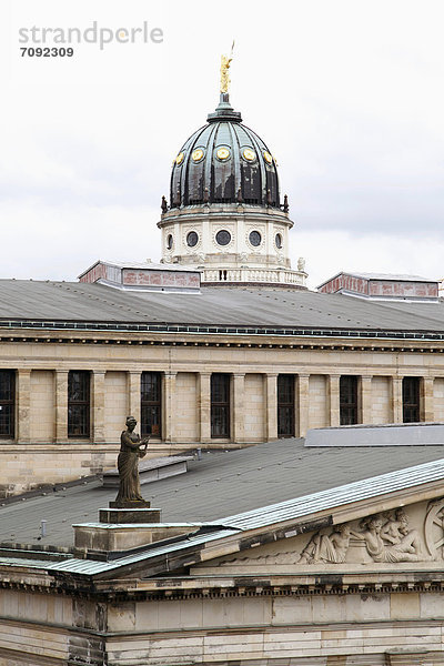 Berlin  Ansicht Konzertsaal mit Statue am Gendarmenmarkt