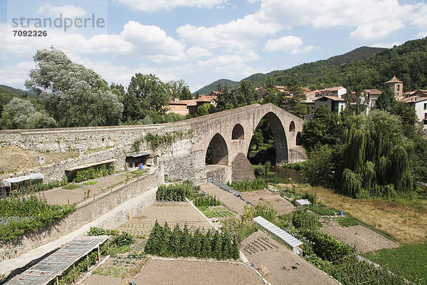 Spanien  Katalonien  Sant Joan de les Abadesses  Blick auf die alte Steinbrücke über den Fluss Ter