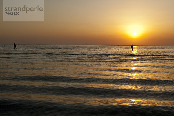 Italien  Veneto  Pellestrina  Blick auf die Lagune bei Sonnenuntergang