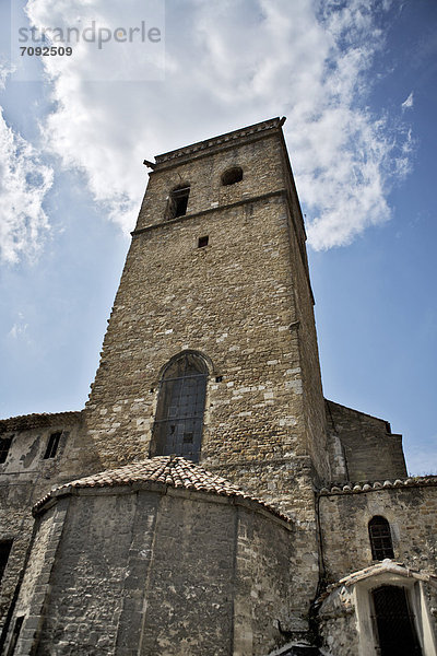 Frankreich  Orange  Blick auf den Turm der alten Kirche