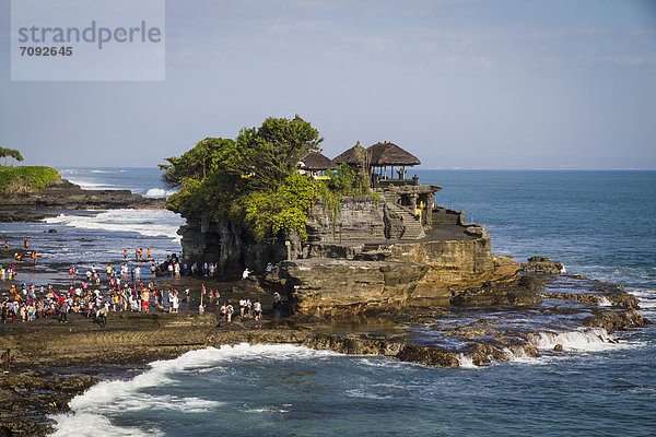 Indonesien  Bali  Touristen im Tanah Lot Tempel