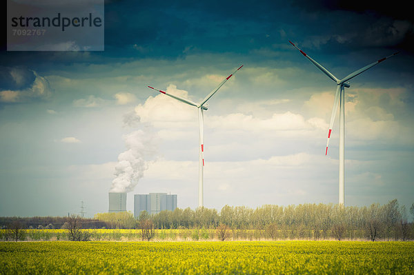 Deutschland  Sachsen  Windkraftanlage mit Kohlekraftwerk im Windpark