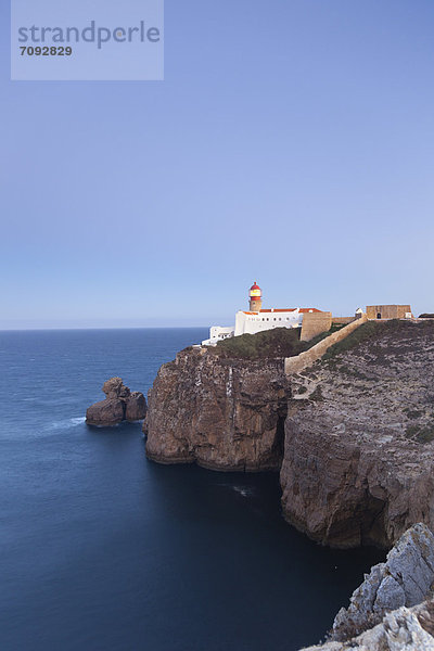 Portugal  Blick auf Farol do Cabo Sao Vicente  Leuchtturm im Hintergrund