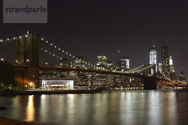 USA  New York  Blick auf die Brooklyn Bridge bei Nacht