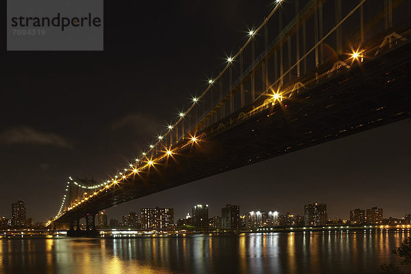 USA  New York  Blick auf die Manhattan Bridge bei Nacht