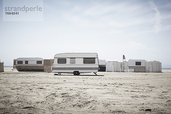 Südfrankreich  Blick auf Campinganhänger am Strand der Camargue