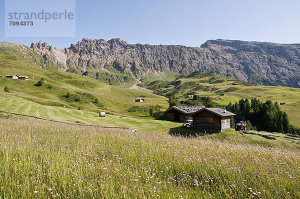 Italien  Blick auf die Seiser Alm  Almen und Almhütten  Rosszaehne im Hintergrund bei Südtirol