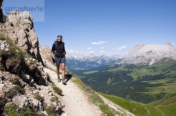 Italien  Mittelerwachsene Frau beim Wandern auf der Rosszahnscharte in Südtirol