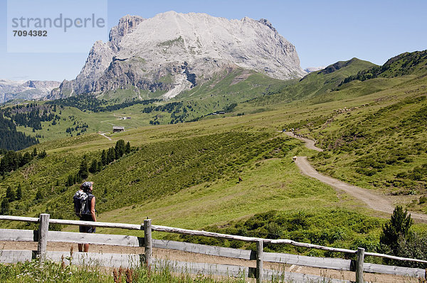 Italien  Mittlere erwachsene Frau mit Blick auf Langkofel und Plattkofel bei Südtirol