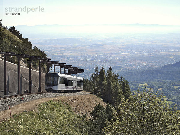 'Bergstation des ''Panoramique des Domes''  Touristenbahn auf dem Puy de Dome  Regionaler Naturpark der Vulkane der Auvergne  Frankreich  Europa'