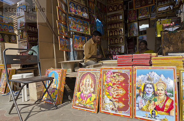 Geschäft produziert und verkauft religiöse Gemälde in Mysore  Indien  Asien