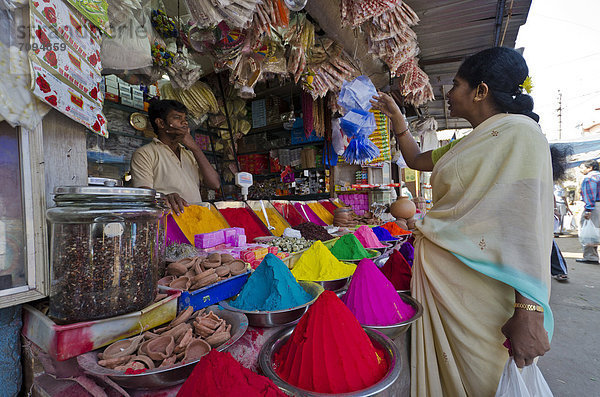 Gehäuftes Farbpulver zum Verkauf auf einem Markt in Mysore  Indien  Asien