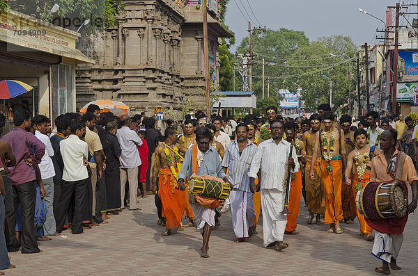 Pilger wandern um die Außenwand des Menakshi-Sundareshwara Tempels in Madurai  Indien  Asien