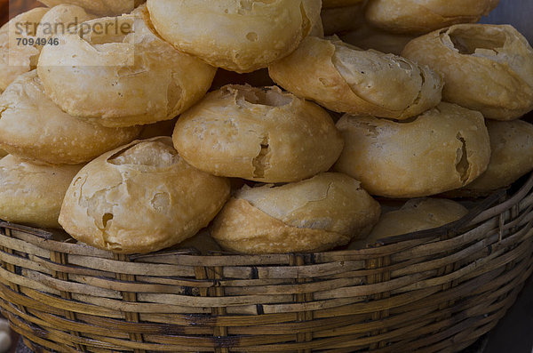 Puri  frittiertes Brot  das in den Straßen von Kolkata  Kalkutta  verkauft wird  Indien  Asien